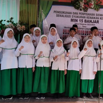 Pambakal Desa Bawahan Seberang Hadiri Pengukuhan  Dan Perpisahan Siswa-siswi MIN 15 BANJAR